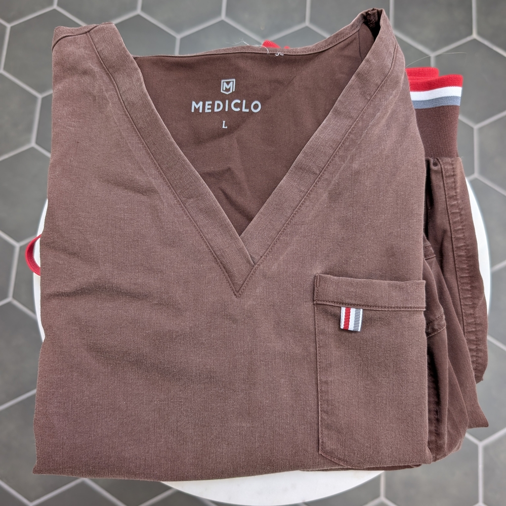 Mediclo brown cargo scrub set
